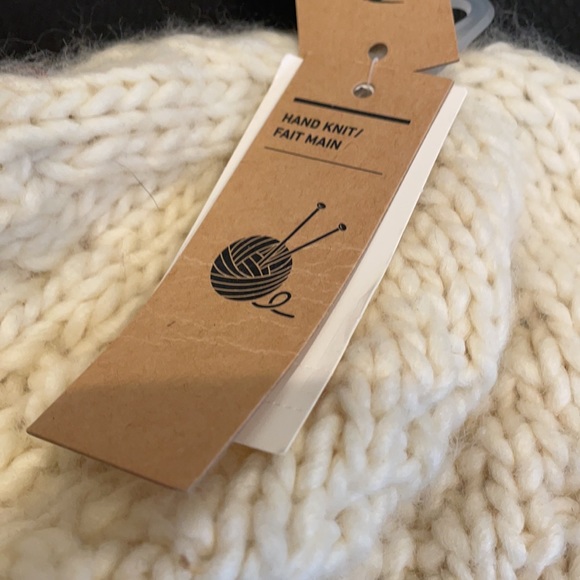 NWT Burton women’s beanie - Picture 3 of 5